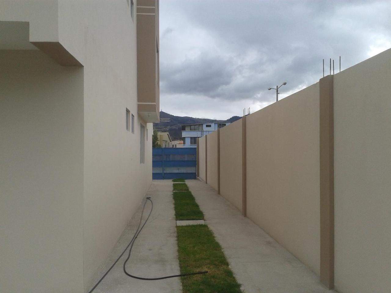 Illari Hotel Riobamba Exteriör bild